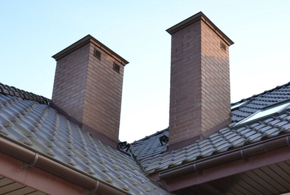 Komin z kanałem dymnym dla kominka (po prawej) wymurowano z gotowych ceramicznych kształtek