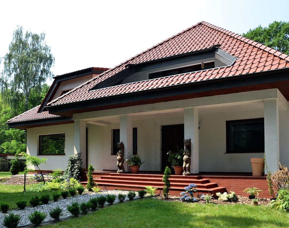 Front domu skierowany jest na wschód i tylko do południa oświetla go słońce