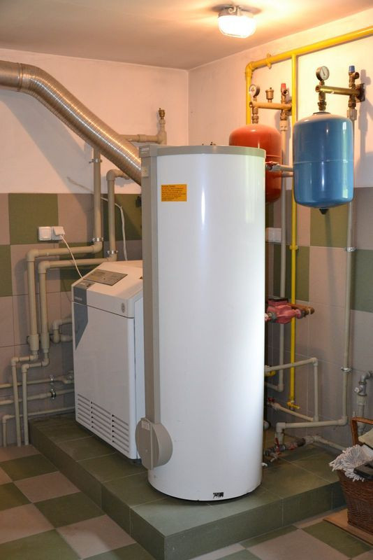 Kocioł na gaz z sieci podgrzewa wodę w zasobniku o pojemności 200 l