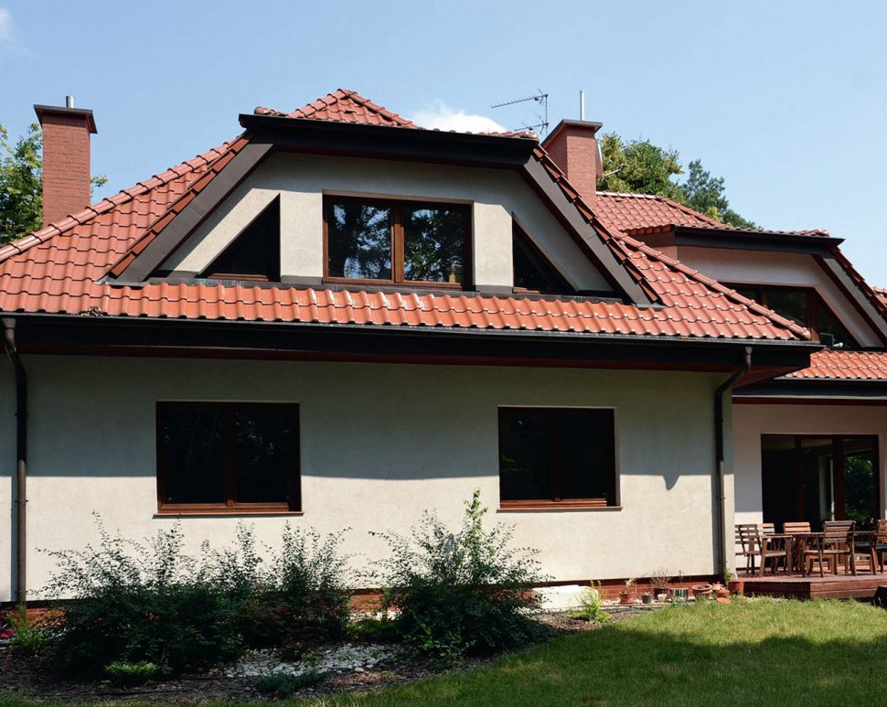 Dom od tyłu. Lukarny umieszczono z każdej strony dachu