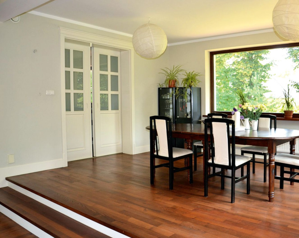 Jadalnię oświetlają panoramiczne okna od strony wschodu i południa