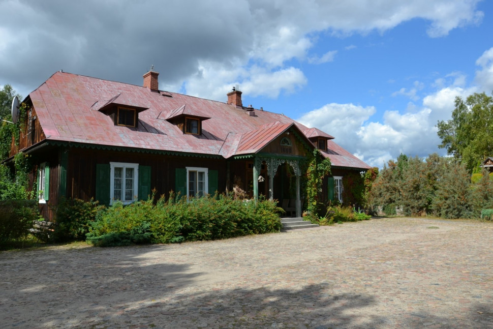 Front Starej Plebanii właściciele skierowali na wschód i w stronę środka posesji