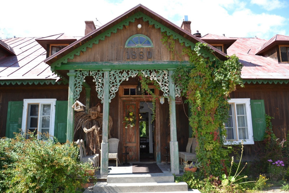 Zrekonstruowany frontowy ganek wieńczy data 1880