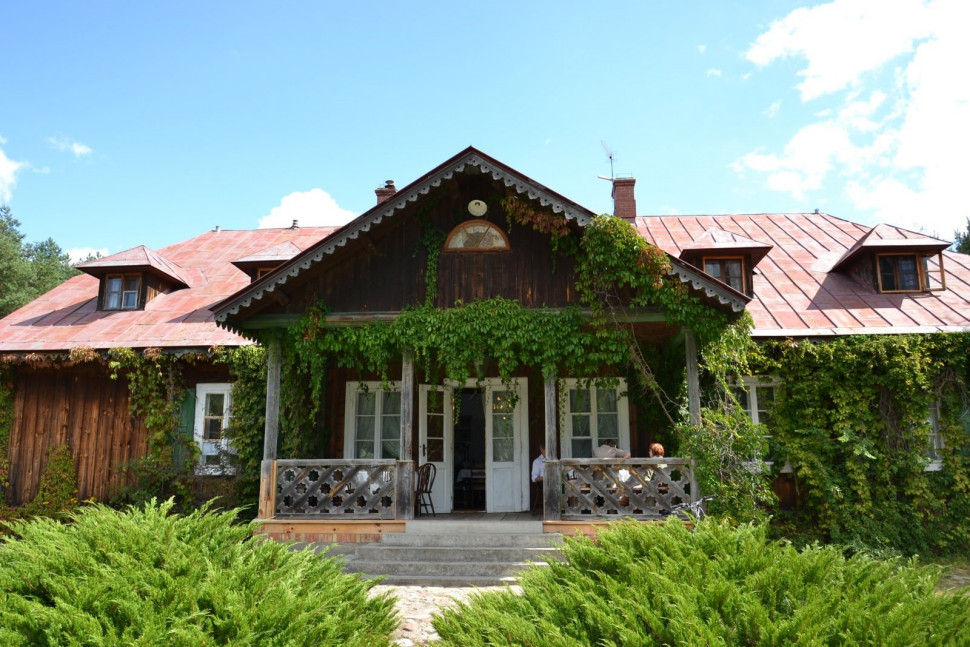 Na tylnej elewacji, zwróconej w stronę zalewu, znajduje się wypoczynkowa weranda