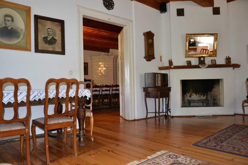 W salonie, w miejscu poprzedniego pieca kaflowego, zbudowano otwarty kominek