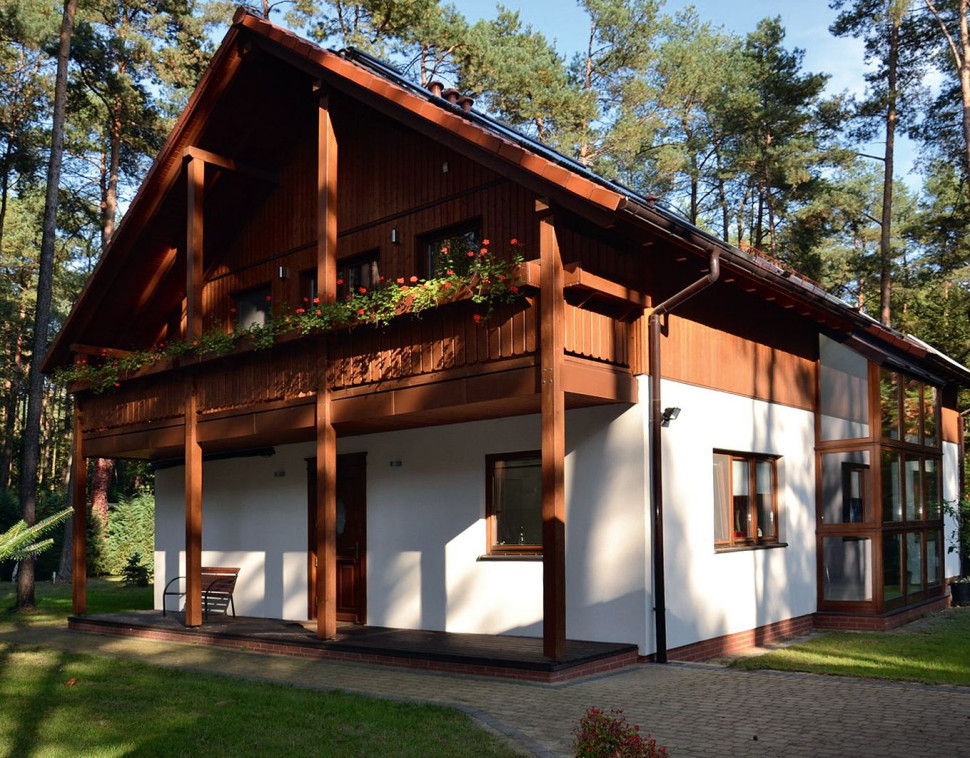 Wzdłuż zachodniego boku budynku, pod dachem, postawiono drewnianą konstrukcję z balkonem i gankiem