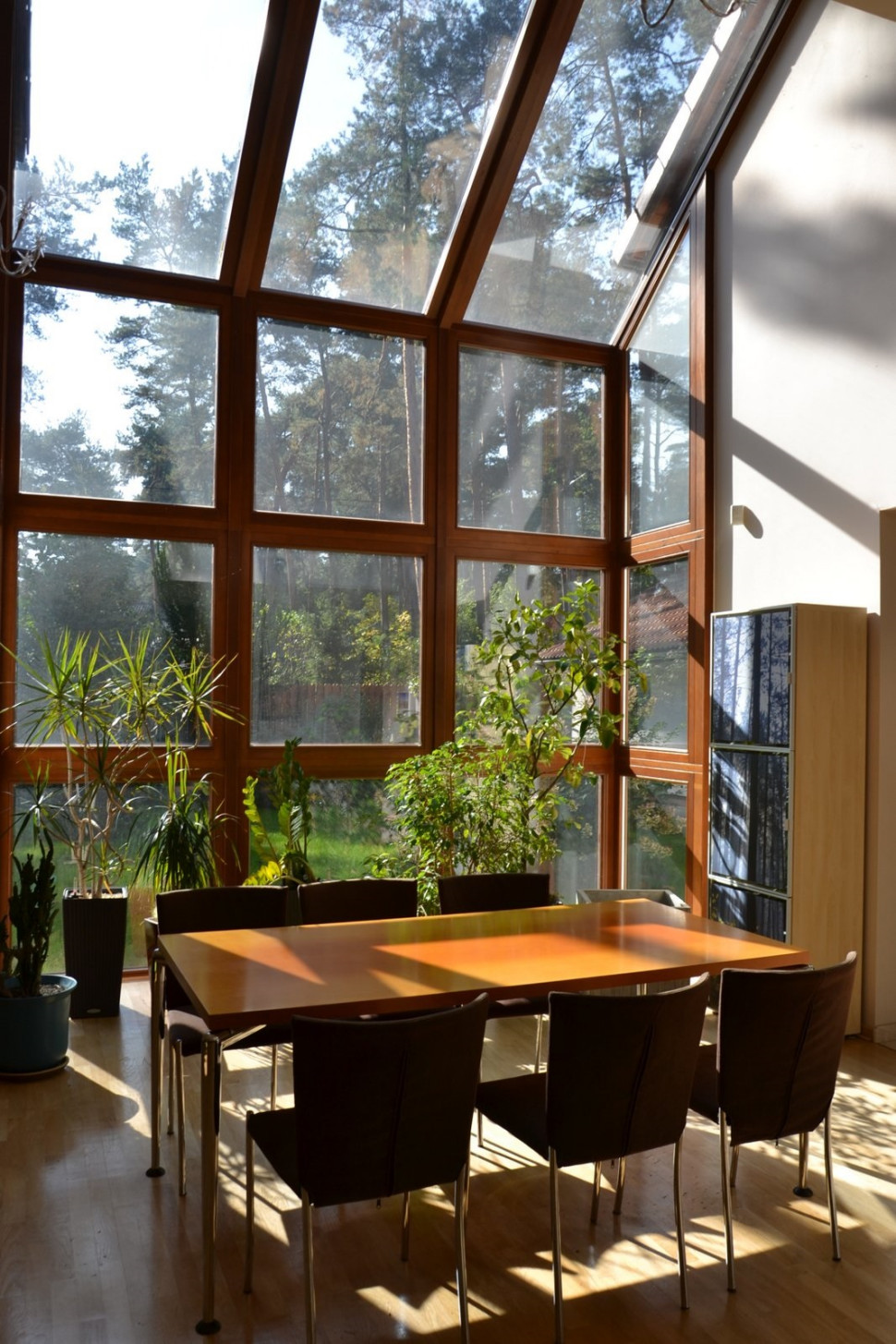 Wysoki ryzalit właścicielka celowo wyposażyła w bezpieczne szkło z folią antysolaryczną