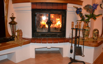 Dzielone drzwiczki w kominku to ogromna wygoda!