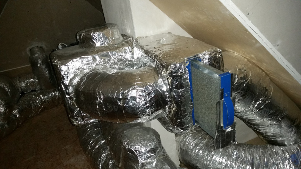 Wentylator z wysuniętym filtrem (do umycia) i fragment systemu DGP na strychu