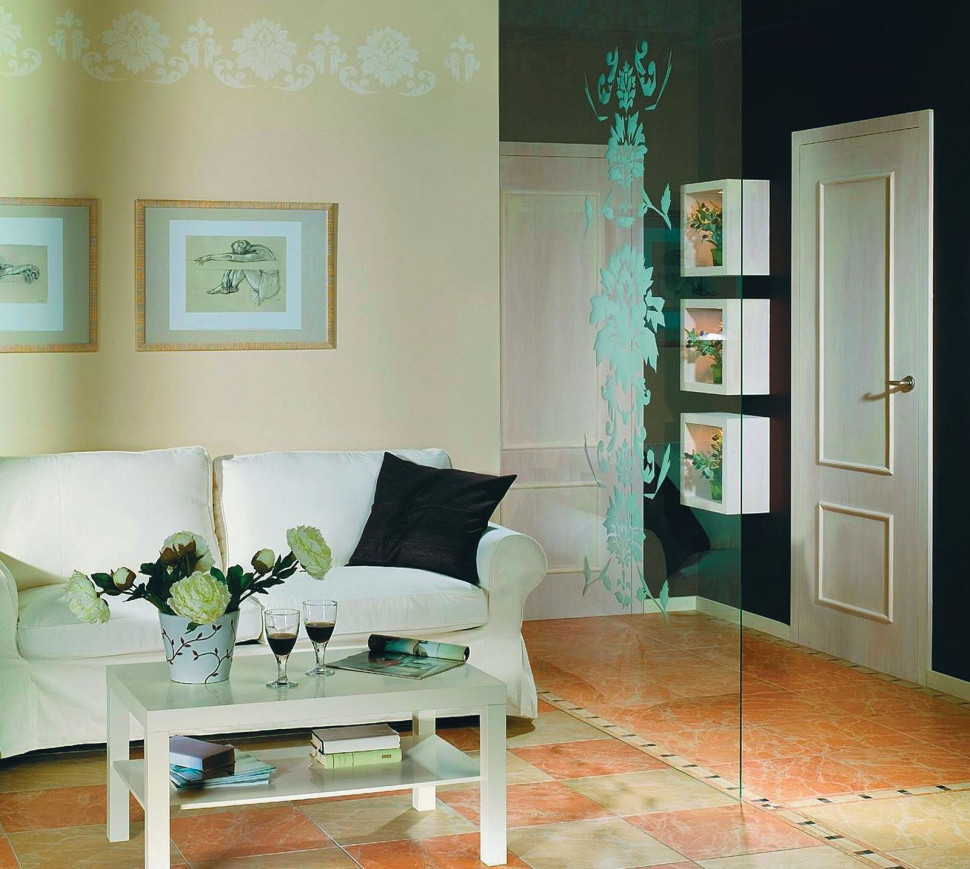 Delikatna szklana ścianka działowa symbolicznie odgradza korytarz i salon