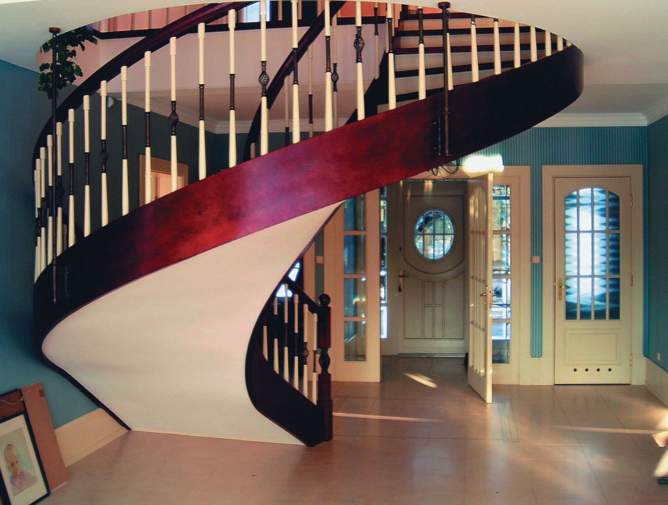 Ozdobne schody w holu