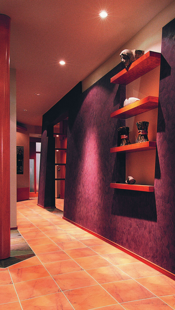 Nawet bardzo długi korytarz może być ciekawą częścią domu