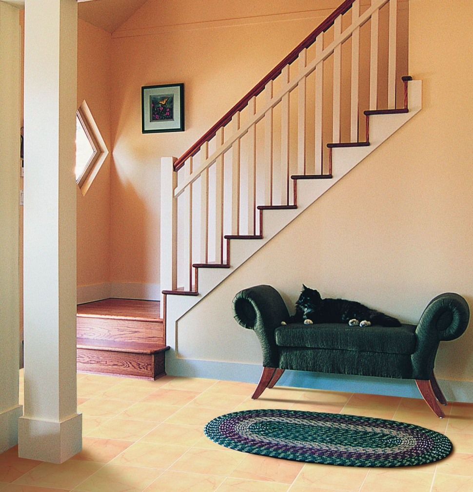 W sąsiedztwie prostych schodów - dekoracyjny i funkcjonalny zarazem mebel rozbije monotonię kształtów