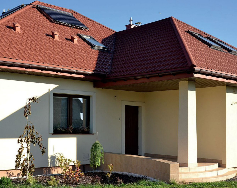 Front domu jest skierowany na południowy zachód, dlatego próżniowe kolektory słoneczne umieszczono na tej stronie dachu