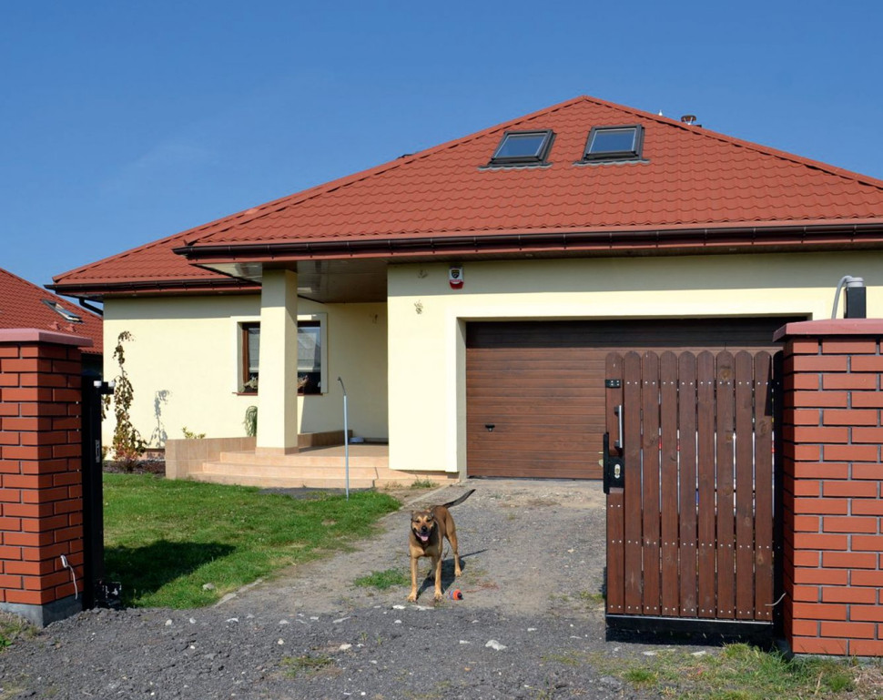 Garaż (32,60 m2) nie jest dostatecznie wygodny przy parkowaniu dwóch aut, bo trudno otwierać na oścież ich drzwi