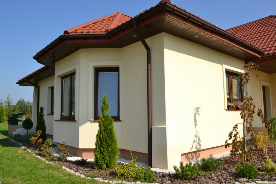 W czole poszerzonego ryzalitu właściciel zastosował dwuskrzydłowe okno