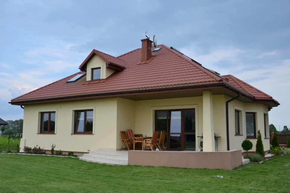 Taras, zwrócony na północny zachód, ma wygodną i częściowo zadaszoną płytę o powierzchni całkowitej blisko 25 m2