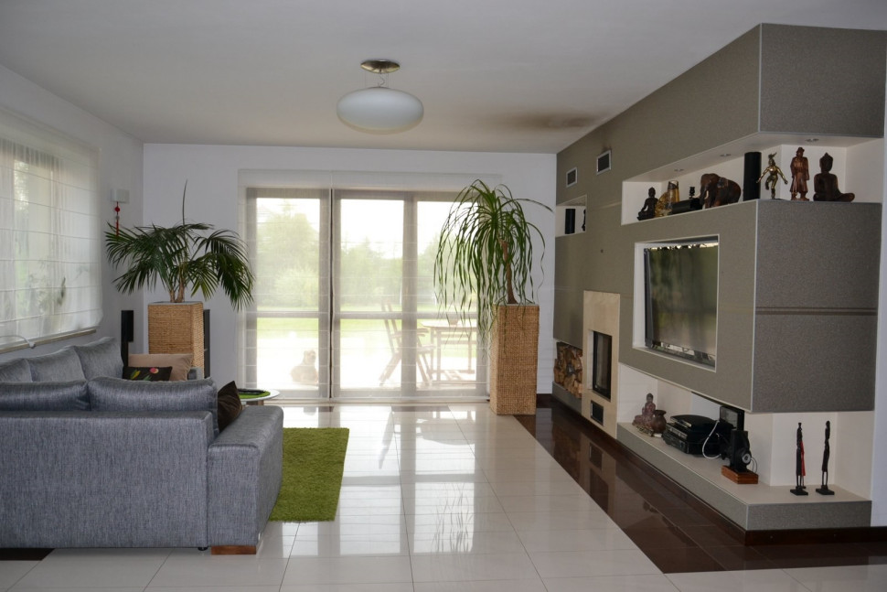 Meblościanka (z cegły i płyt g-k) wokół kominka z płaszczem wodnym