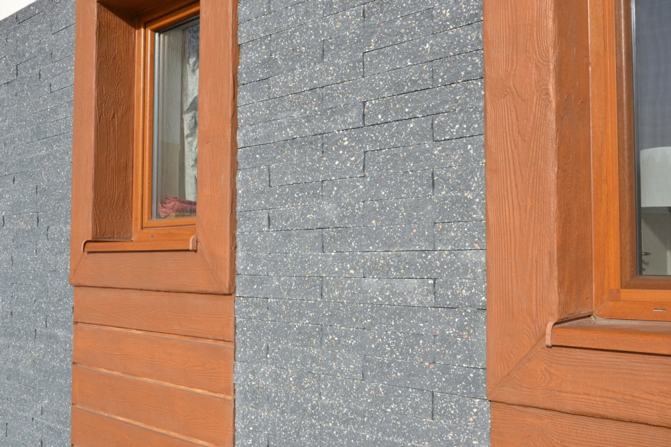 Okładzinę z betonu w kolorze grafitowym zaimpregnowano specjalnym preparatem