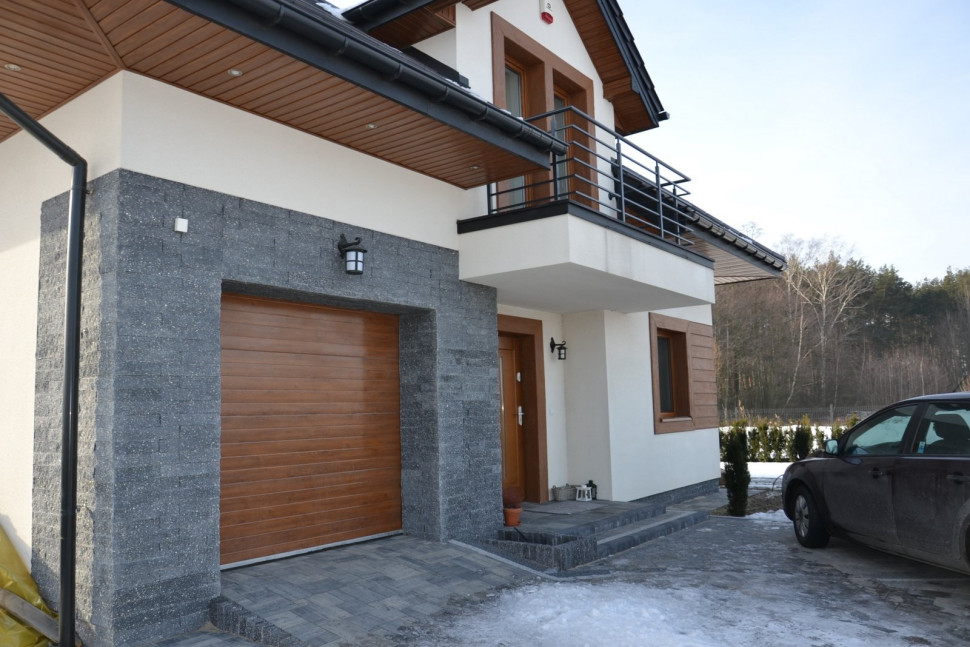 Przy oknach i wejściach do budynku zastosowano materiały, na których nie widać brudu i uszkodzeń mechanicznych