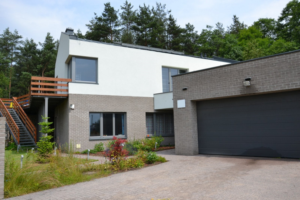 Bryłę budynku zaprojektowano na planie prostokąta i kwadratu, zespolonych łącznikiem o nieforemnym kształcie