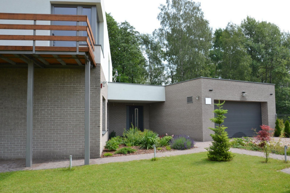 Do poziomu parteru ściany zbudowano w technologii trójwarstwowej, na zewnątrz z cegły elewacyjnej w kolorze szarym