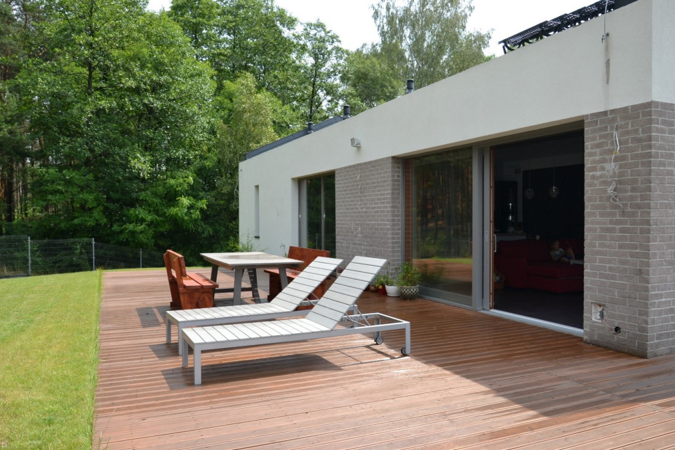 Płyta tarasu o powierzchni 80 m2, z ryflowanego drewna świerkowego, nie została zadaszona