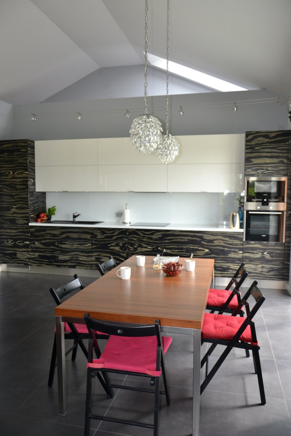 Jednociągowa zabudowa kuchenna jest wygodna dla dwóch osób