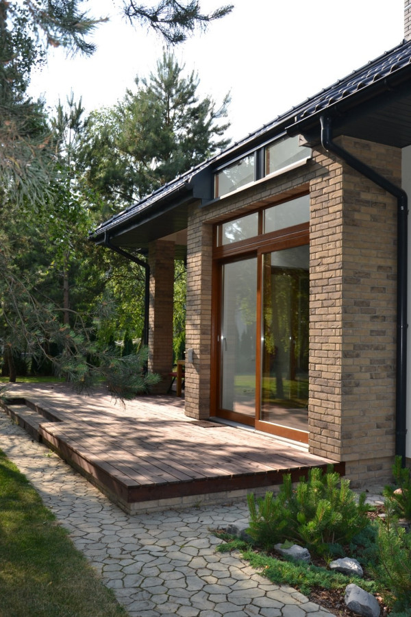 Elewację przy tarasie i jadalni wykończono okładziną z płytek klinkierowych