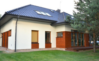 Elewacja wykonana z tynku, płytek klinkierowych i drewna za 75 tys. zł.