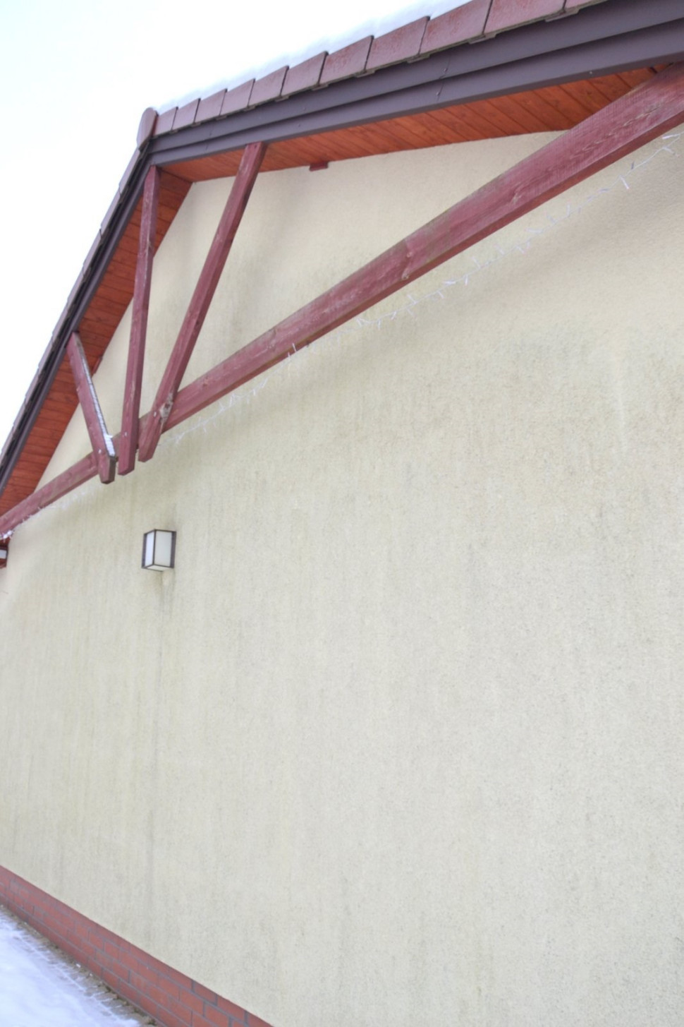 Północna ściana przy garażu - przez 9 lat tynk akrylowy zdążył się ubrudzić od kurzu