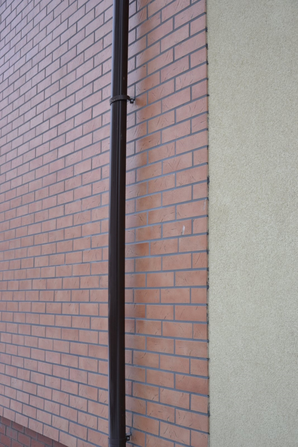 Linia połączenia nowej i starej części elewacji