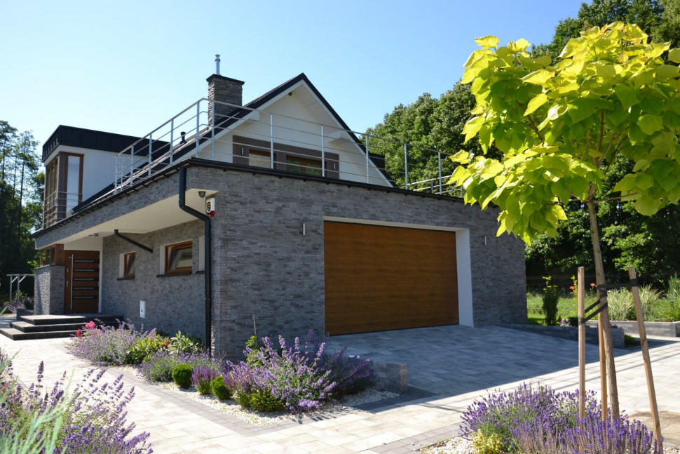 Część frontową i dwie boczne wykończono kamieniem elewacyjnym i tynkiem silikonowym