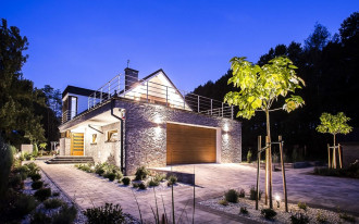 Tynk, kamień i deski kompozytowe na elewacji za 50 000 zł