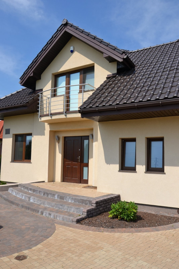 Frontową elewację wykończono tynkiem akrylowym