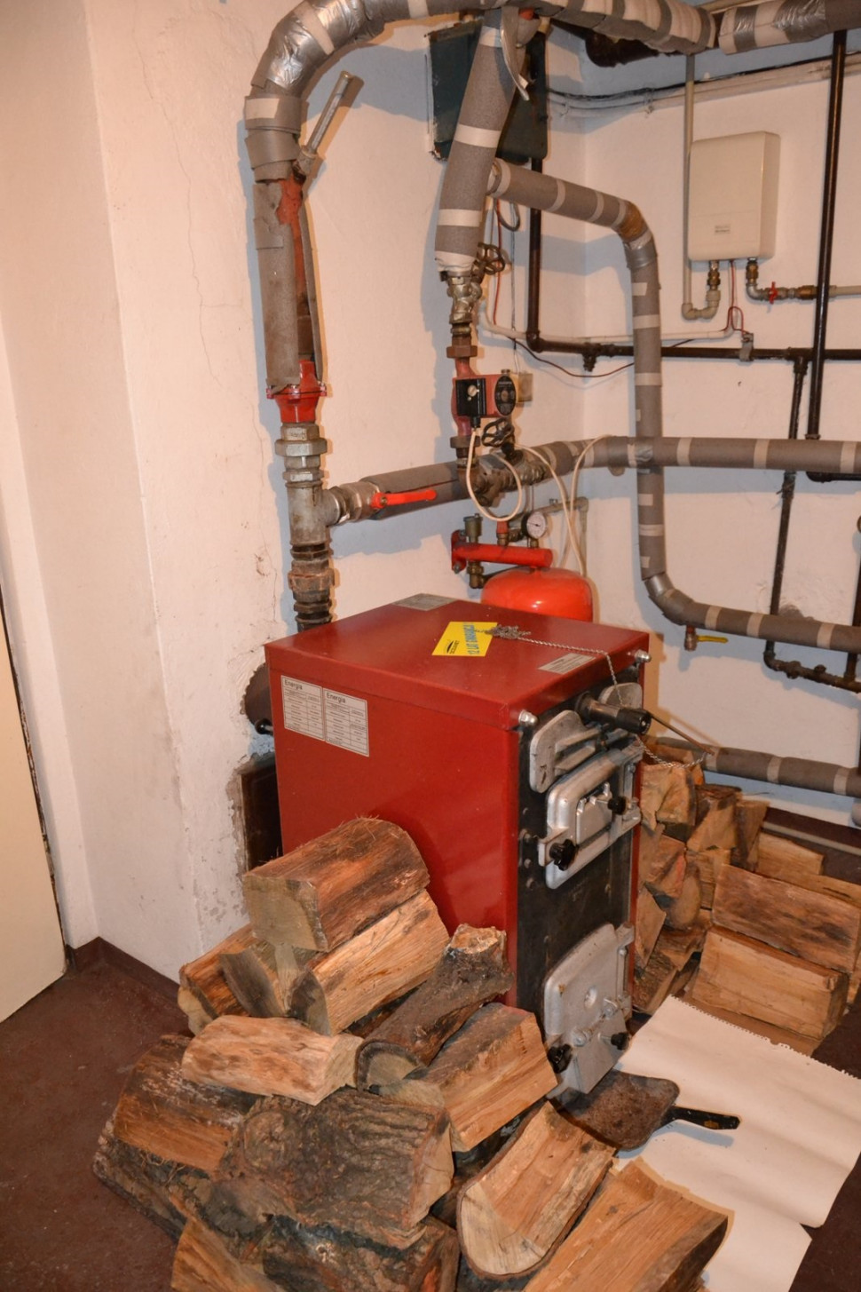 Żeliwny kocioł ustawiono w piwnicy, w kotłowni o pow. 12 m2
