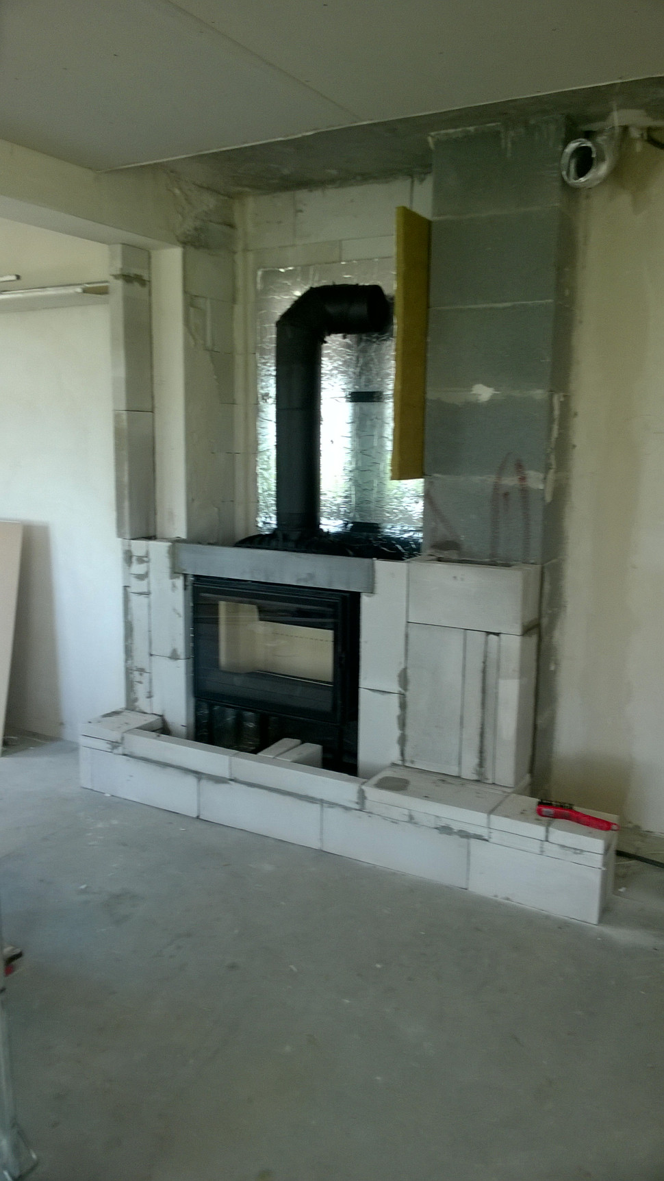 Prace przy obudowaniu kominka fot. Dovre