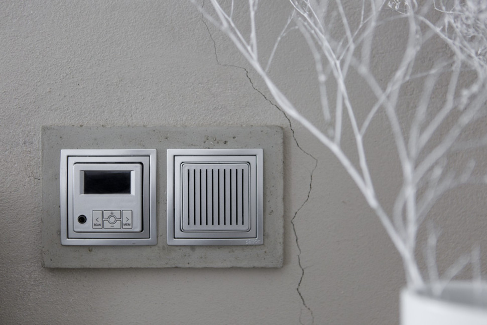 Betonowa ramka podwójna z serii Simon 54 Natura z radiem cyfrowym i głośnikiem