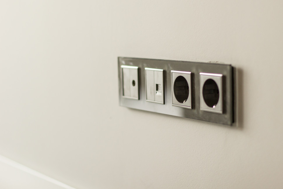 Gniazda natynkowe fot. Livolo