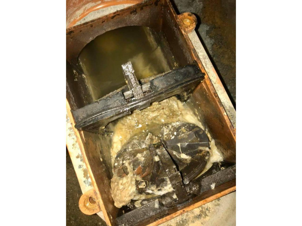 Efekt zastosowania zaworu zwrotnego z klapami wahadłowymi do ścieków fekalnych - ŹLE!