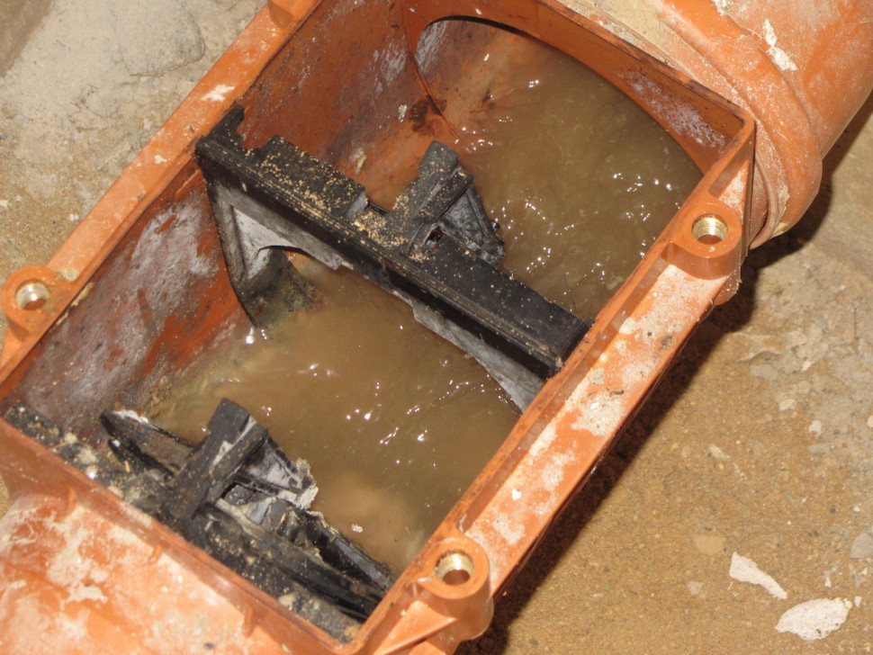 Efekt zastosowania zaworu zwrotnego z klapami wahadłowymi do ścieków fekalnych - ŹLE!