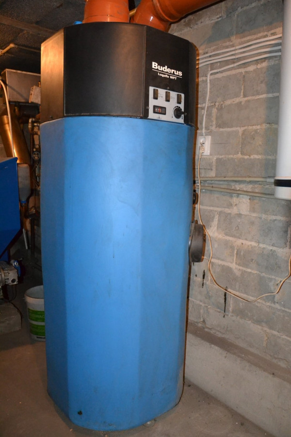 Pompa ciepła ma wbudowany zasobnik c.w.u. o poj. 300 l