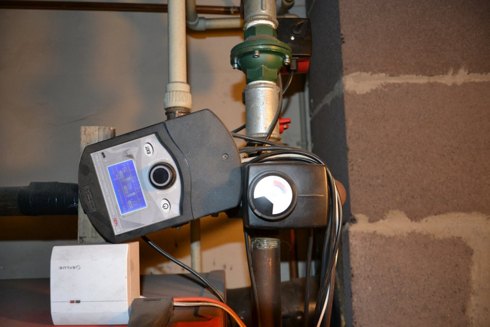 Pracę zaworu mieszającego czterodrogowego reguluje sterownik, współpracujący z regulatorem na kotle