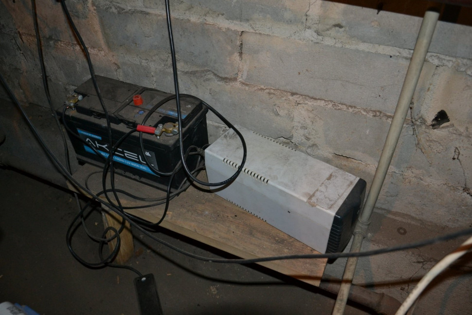 Podczas wyłączeń prądu, pracę kotła podtrzymuje awaryjny zasilacz i akumulator (100 Ah)