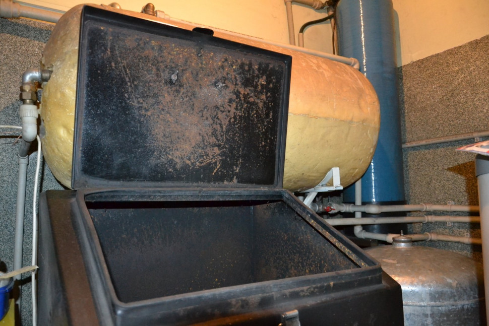 Klapa zasobnika na paliwo znajduje się wysoko, co utrudnia dźwiganie worków z groszkiem węglowym o wadze 25 kg