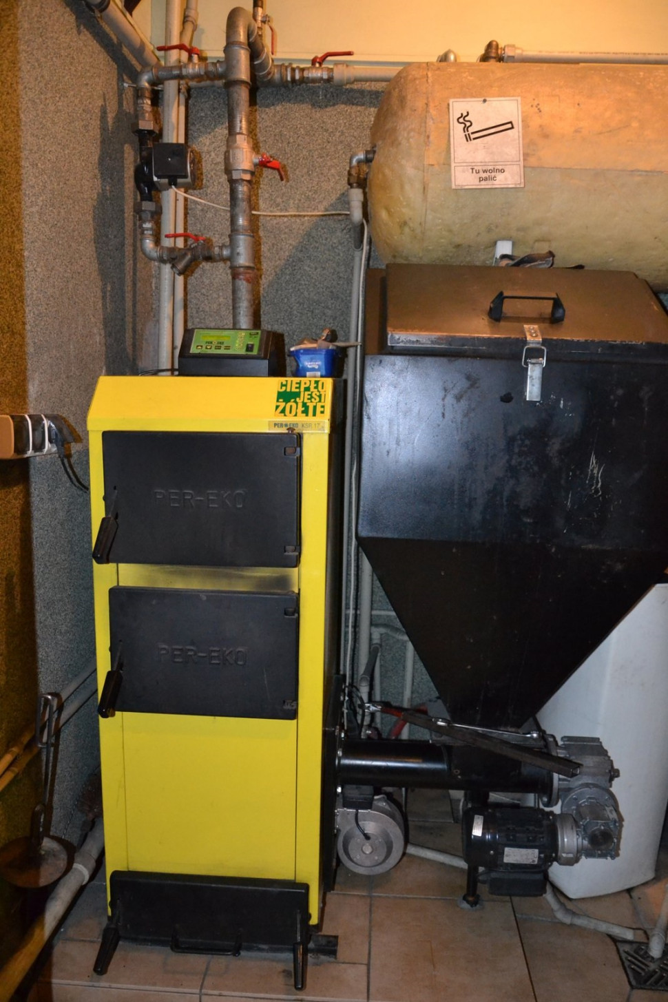 Kocioł z zamontowanym fabrycznie zasobnikiem
