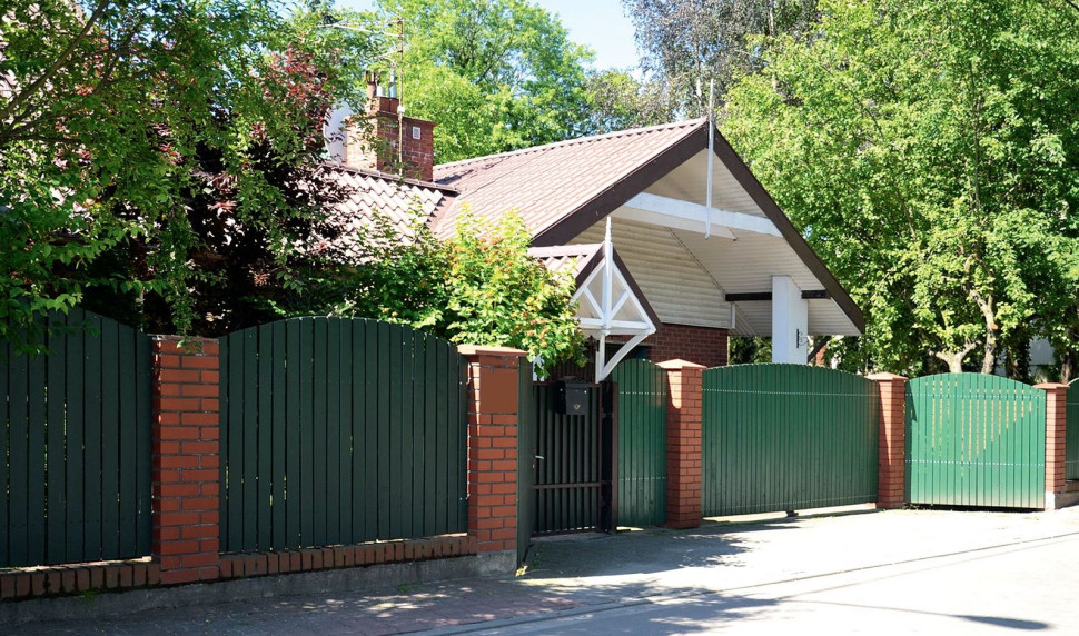 Dom murowany, parterowy z poddaszem i wolno stojącym garażem