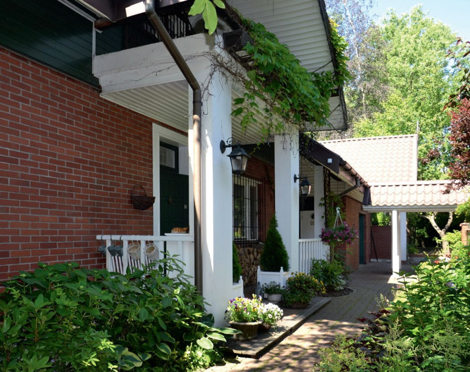 Dom ustawiony jest frontem na północ