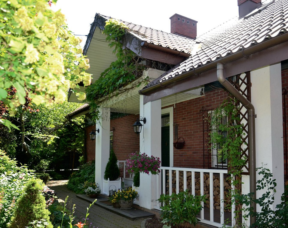 Dom przykryto dwuspadowym dachem z blachodachówką. Ma on jedną lukarnę, nad balkonem i gankiem wspartym na murowanych kolumnach