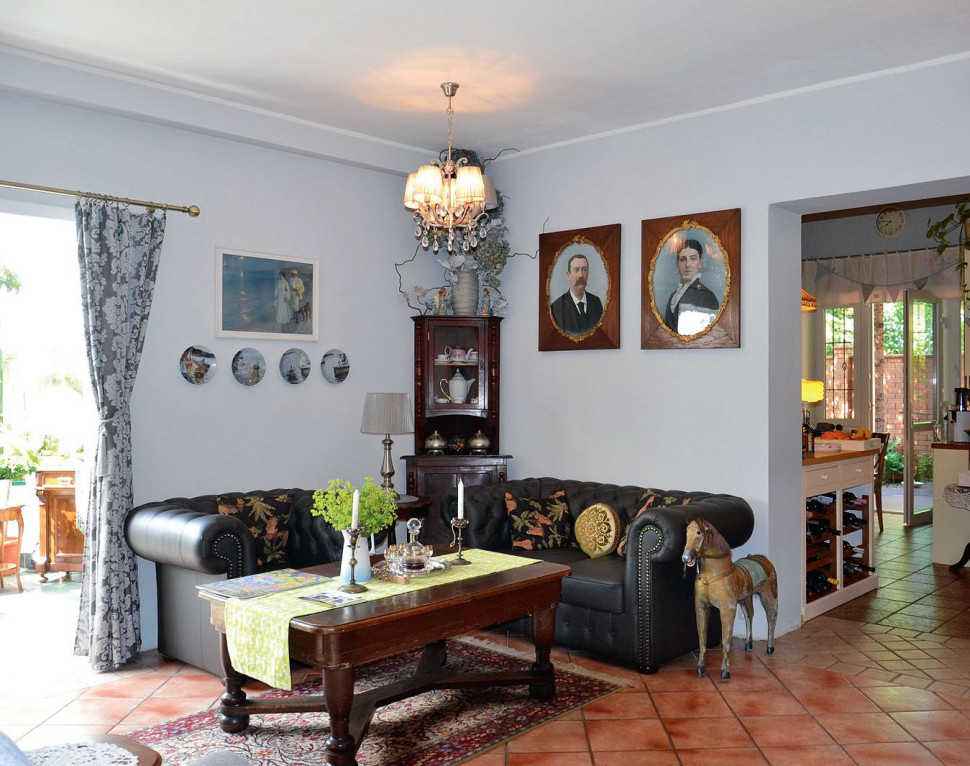 Przestrzeń dzienną o powierzchni 25 m2 powiększono w dwóch etapach - najpierw dobudowano ogród zimowy, a kilka lat później kuchnię